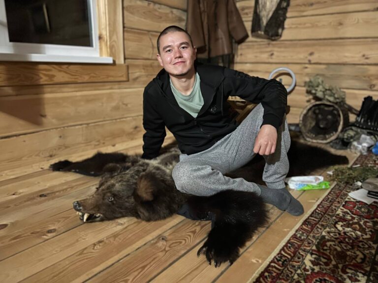 Амир в пространстве для практик