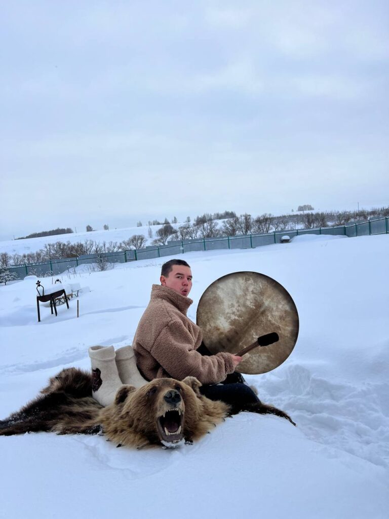 Амир с бубном на снегу
